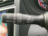 レバーには各種表示がまとまり、操作内容を目で確認しやすい配置です。運転席から手を伸ばしやすく、天候に応じて使う機能を把握しやすいため、毎日の運転を支える実用的な装備として活躍します。