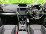 運転席からの視界は良好。操作しやすい配置で、快適なドライブをサポートします。上質な素材が、心地よい空間を演出します。