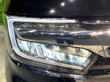 【LEDヘッドライト】悪天候や夜間走行時も良好な視界を確保し安心して運転できる高輝度LEDヘッドライトを装備!点灯速度が早く、消費電力も抑えられています。