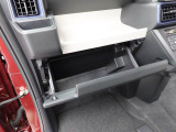 後退時に車両の後ろ側をモニター画面に表示します。車庫入れなどでバックする際に後方確認ができて便利です。車庫入れが苦手な人もこれで安心。