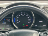 視認性の高いメーター類が、運転に必要な情報を的確に伝えます。運転状況を把握しやすく、安全運転をサポートする工夫が凝らされています。