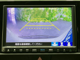 後方を確認しやすく、安全な駐車をサポートします。狭い場所でも、スムーズな取り回しを可能にする頼もしい装備です。