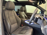 メルセデスのシートは、少し硬めに出来ておりますので、長時間の運転でも疲れにくく、安全にドライビングをお楽しみ頂けます