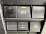 スイッチ類が運転席近くにまとめられ、必要な装備を手元で選びやすい配置です。表示も見分けやすく、日常で使う機能を確認しながら操作できます。車内の便利な装備を活用いただけます。