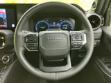 手元にスイッチがまとまり、運転姿勢を保ちながら各種機能へアクセスしやすいステアリングです。メーターとの位置関係も見やすく、日常の運転をサポートします。