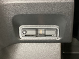 ハンドルの左下にETCがついています。高速道路の料金所の通過も楽々です。 カードの取り出しもしやすい場所についています。
