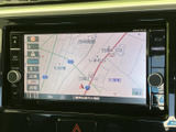 見やすい地図表示で、運転中でも安心して目的地へ向かえます。周辺の施設情報も確認できるので、初めての場所でも迷う心配はありません。