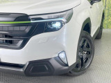 【LEDヘッドライト】悪天候や夜間走行時も良好な視界を確保し安心して運転できる高輝度LEDヘッドライトを装備!点灯速度が早く、消費電力も抑えられています。