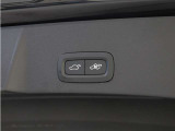 テールゲートには、スイッチ一つで開閉可能な電動開閉機能を装備。また、リアバンパーの下で足を動かすだけで開閉できる、ハンズフリー・オープニング/クロージング機構も搭載しています。