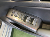 【窓操作部分】運転席のスイッチでは、すべてのウィンドーの開閉操作を行うことができます。