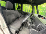 運転席まわりには十分なスペースがあり、大柄な方でもゆったり運転していただける環境です。