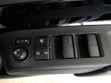 パワーウィンドウスイッチで運転席から全席の窓の開閉ができます。