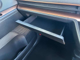 助手席の前にボックスを装備しております。ボックスティッシュが収納できます。