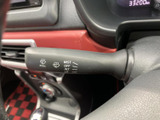 レバー上の表示が確認しやすく、運転席から操作位置を把握しやすい設計です。天候が変わりやすい日も手元で扱え、日常の運転を支える実用的な装備として活躍します。