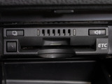 コンソール内一体型のビルトインETC装備!見た目の部分も良いですが、ETCカードの盗難防止になる設置箇所です!料金所の渋滞回避!時間帯・日によって料金の軽減を受けられます!ストレス知らずのドライブ!