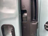 【チャイルドロック】ドアの内側にあるスイッチを矢印のほうにスライドするとチャイルドロックを掛けることが出来ます!お子様が突然ドアを開けてしまう心配もありません♪外側からは通常通り開けることが出来ます。