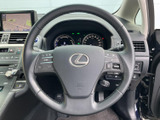 手元に複数のスイッチがまとまり、運転姿勢を大きく変えずに各種機能へアクセスしやすい装備です。前方から視線を外す時間を抑えやすく、日々の運転を快適にサポートする使い勝手の良さが魅力です。