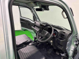 見易い計器類と運転し易いドライビングポジションは、視角も少なく前方&左右の見切りが良く運転し易いクルマです