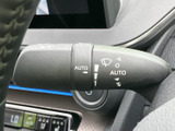 表示がレバー本体に見やすく配置され、運転席から必要な操作を確認しやすい仕様です。手元で扱えるため、天候が変わる場面でも使いやすさに配慮されています。