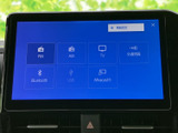 FM・AMラジオやテレビ、Bluetooth、USBなど、音源を選ぶメニューが画面に並びます。聴きたいコンテンツに合わせて選択でき、普段のお出かけでも使い分けしやすい装備です。