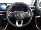 快適な操作性の運転席、ハンドルも綺麗に清掃済みです。もちろん安全を守るエアバッグも装備しているので安心してお乗りいただけます。