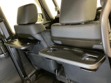 運転席・助手席の背もたれには、2列目シート用にカップホルダー付きの「格納式のシートバックテーブル」を装備しています。休憩時のちょっとした時間などカップを置いたり、小物置きに使えて便利です。