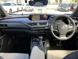 運転席から前方を見渡しやすく、メーターや中央の画面も視線を移しやすい位置にまとまっています。ステアリングまわりには複数のスイッチが備わり、運転席で必要な情報を確認しやすい、落ち着いた室内空間です。