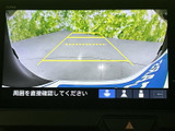 後方の映像とガイド線を画面で確認でき、駐車時の周囲確認を助けます。車庫入れや幅の限られた場所での駐車など、後退時の目安として日常の運転に役立ちます。