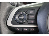 運転中に手を離さなくてもハンズフリー電話や音声認識、オーディオ操作やマルチインフォメーションディスプレイ内の表示切替えが出来るスイッチ付。走行中に視線を逸らさず出来る手元操作は安全運転につながります。