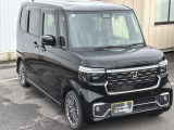 車幅いっぱいに伸びたフロントアクセサリLEDがボディーのワイド感を強調
