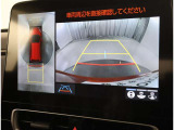 パノラミックビューモニター付きです。車両を上から見たような映像をディスプレイオーディオ画面に表示。運転席からの目視だけでは見にくい、車両周辺の状況をリアルタイムでしっかり確認できます。