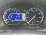 視認性の高いメーター類で、運転に必要な情報を的確に把握できます。運転に集中できる、シンプルで機能的なデザインです。
