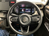 【ハンドル回り】インテリアに合わせたデザインのステアリングは、運転される方のことも考え、運転しやすい形状、大きさです。ぜひ一度、実際に触ってお確かめください。