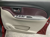 【運転席ドア】収納ポケットがあります。