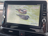 テレビ番組を画面で視聴できる装備です。停車中の待ち時間にも映像を楽しめるため、お出かけ先での休憩や乗車前のひとときに活用いただけます。視聴の際は安全にご配慮ください。