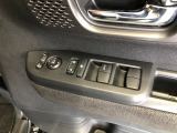 【窓操作部分】運転席のスイッチでは、すべてのウィンドーの開閉操作を行うことができます。