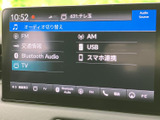 お気に入りの音楽やラジオをクリアな音質で楽しめます。CDやUSBなど、様々なメディアに対応しており、快適なドライブを演出します。