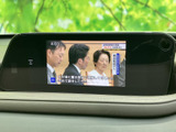 停車中には車内の画面でテレビ映像を視聴でき、休憩時間などのひとときを過ごす際に便利です。画面上に番組映像や字幕が表示され、内容を確認しやすくなっています。