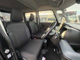 運転席シート廻りは使用感も少なく、良好な状態となっています。前オーナー様が丁寧に使っていたことがよくわかりますね。