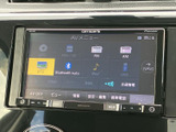 お好みの音楽を車内で楽しめます。様々なメディアに対応しており、快適なドライブのお供に最適です。