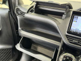 カップホルダーや小物入れなど色々な物を収納できます。
