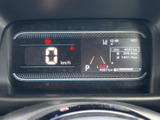 視認性の高いメーター類で、運転に必要な情報をしっかり確認できます。デジタル表示で、走行距離や各警告灯の状態も一目でわかります。