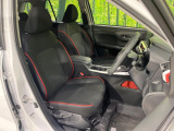 運転席まわりには十分なスペースがあり、大柄な方でもゆったり運転していただける環境です。