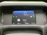 速度やシフト位置、各種状態が中央の画面にまとまり、必要な情報を確認しやすい配置です。表示がすっきり整理され、運転時の状況把握に役立ちます。