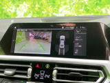 後方の映像と車両周辺の表示を確認でき、駐車スペースへ入れる際の目安に便利です。画面内のガイドも見やすく、狭い場所での切り返しをサポートします。