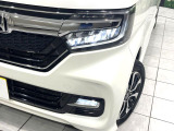 【LEDヘッドライト】悪天候や夜間走行時も良好な視界を確保し安心して運転できる高輝度LEDヘッドライトを装備!点灯速度が早く、消費電力も抑えられています。