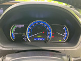 速度や燃料残量などの情報がまとまって表示され、運転に必要な状況をひと目で確認しやすい配置です。表示が整理されているため、出発前や停車時のチェックにも便利です。