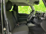 前席は座面と背もたれにゆとりがあり、運転席から前方や左右を見渡しやすいレイアウトです。落ち着いた色合いのシートで、乗り降りの際にも車内全体を確認できます。