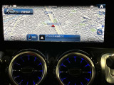 美しいグラフィックによる地図表示、ETC2.0対応VICSの広域渋滞情報を考慮したルート案内が可能。高精細ワイドディスプレイの美しい地図表示。更に、ITSスポットやVICSサービスで、より正確な渋滞情報が確認可能。