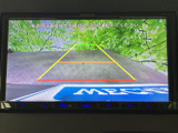 後方の状況を画面で確認できるので、狭い場所での駐車も安心。ガイドライン表示で、より安全にバックできますね。
